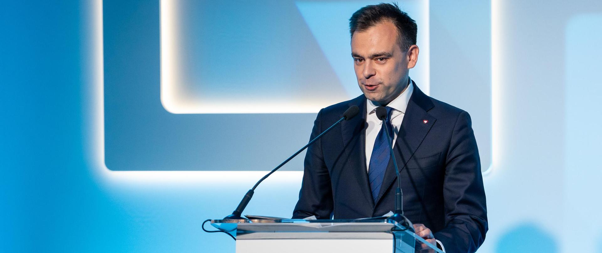 Minister finansów Andrzej Domański stoi za mównicą z napisem European financial congress