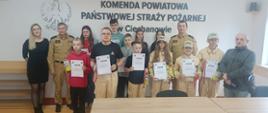 Uczestnicy Ogólnopolskiego Turnieju Wiedzy Pożarniczej wraz z przedstawicielami KP PSP Ciechanów