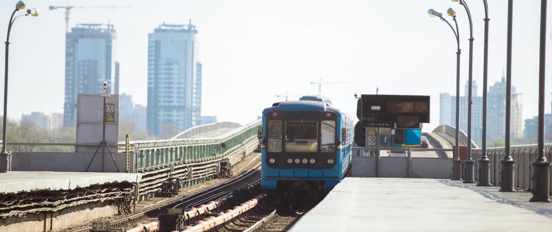 Na zdjęciu jest pociąg na stacji pkp.