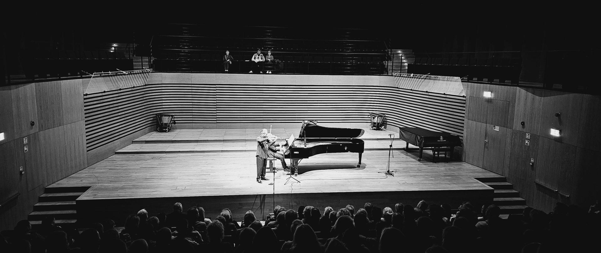 na scenie gra skrzypek i pianista. Widać publiczność