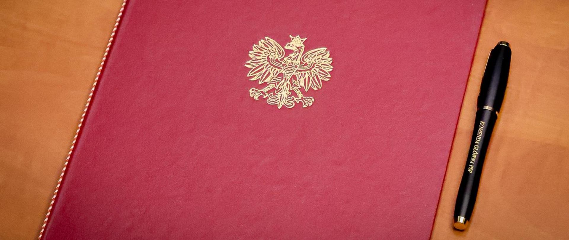 Teczka czerwona z logotypem Orła Białego
