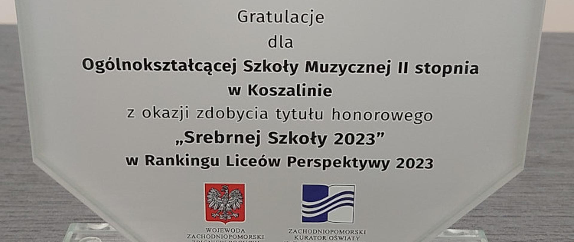 Na zdjęciu statuetka - Tytuł Srebrnej Szkoły 2023