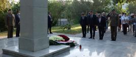 Возложение венка Министром Павлом Солохом к памятнику солдатам армии Генерала Андерса и мирному польскому населению в Ташкенте.