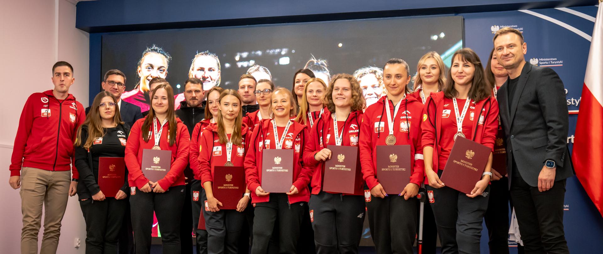 Wspólne zdjęcie Ministra Sportu i Turystyki Sławomira Nitrasa z reprezentacją Polski kobiet w ampfutbolu.