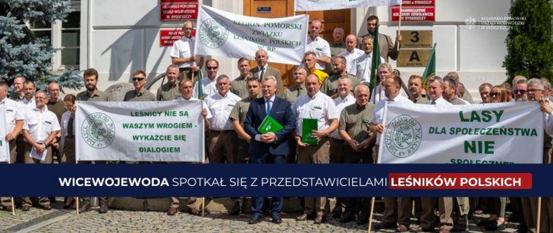 Wicewojewoda spotkał się z przedstawicielami Leśników Polskich przed Urzędem Wojewódzkim w Bydgoszczy
