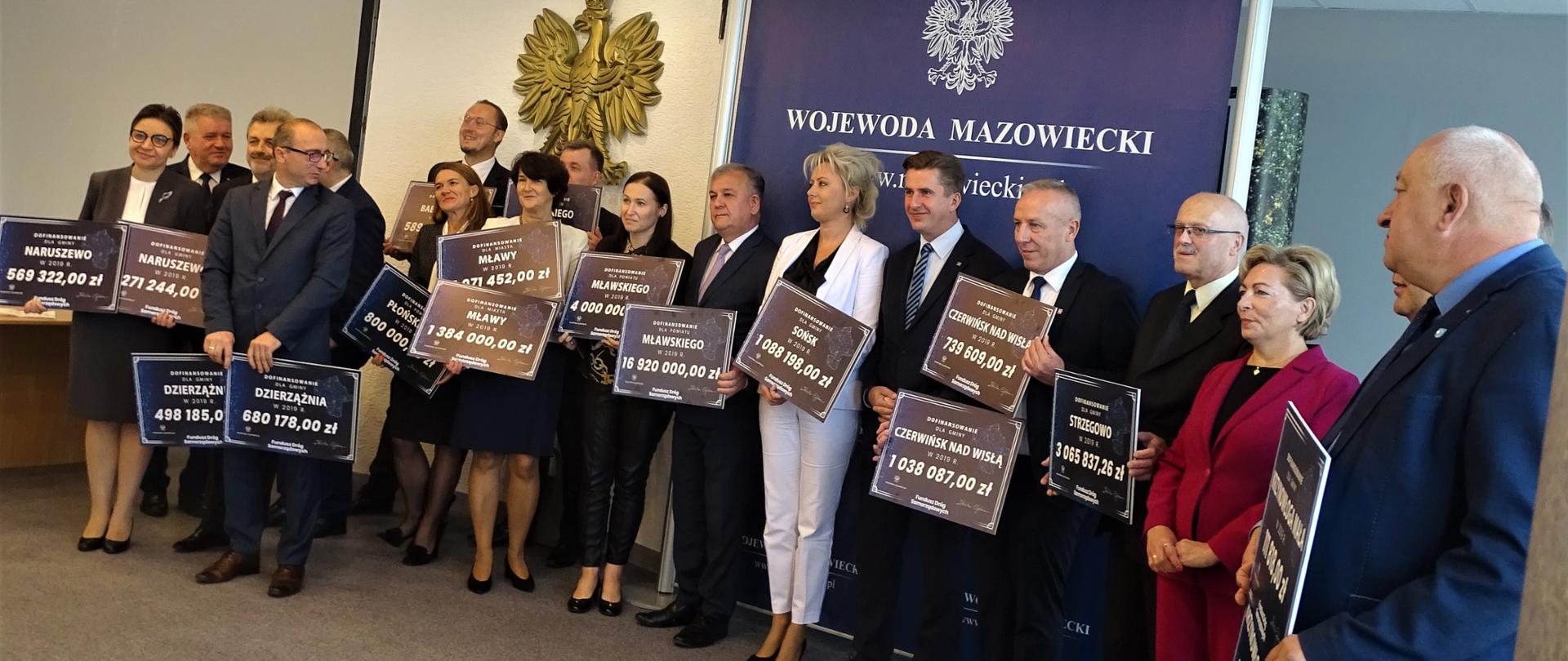 Uroczyste wręczenie symbolicznych czeków w ramach Funduszu Dróg Samorządowych w ciechanowskiej Delegaturze MUW, na którym obecni byli Wiceminister Rolnictwa i Rozwoju Wsi Rafał Romanowski, Posłowie na Sejm RP Anna Cicholska i Robert Kołakowski oraz Wicewojewoda Mazowiecki Sylwester Dąbrowski.