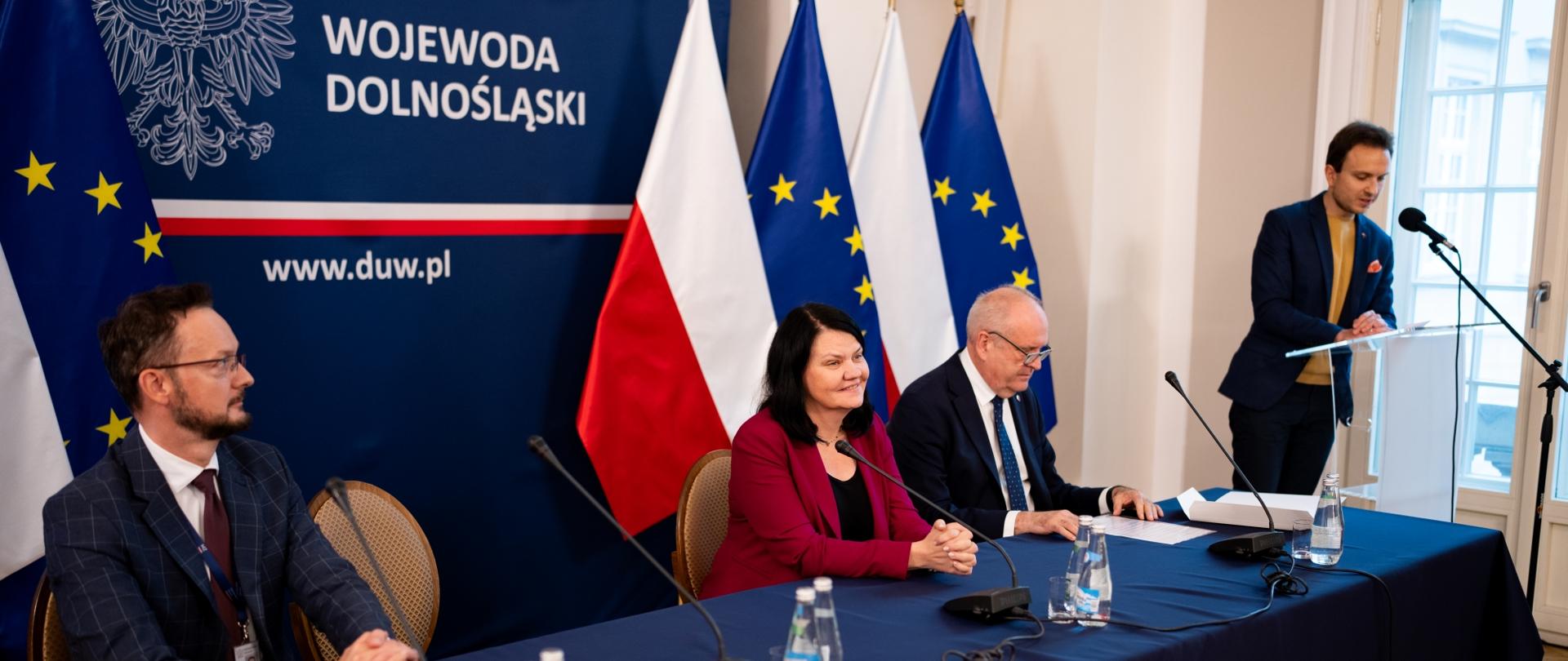 Wojewoda Dolnośląski Maciej Awiżeń oraz Paweł Gancarz - Marszałek Województwa Dolnośląskiego zorganizowali w Dolnośląskim Urzędzie Wojewódzkim spotkanie z wiceminister zdrowia Katarzyną Kacperczyk.