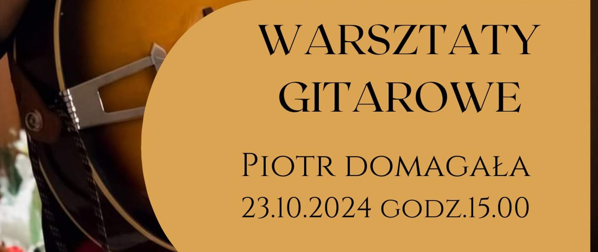 Plakat na tle zdjęcia gitarzysty i napisem WARSZTATY GITAROWE PIOTR DOMAGAŁA 23.10.2024 godz. 15:00