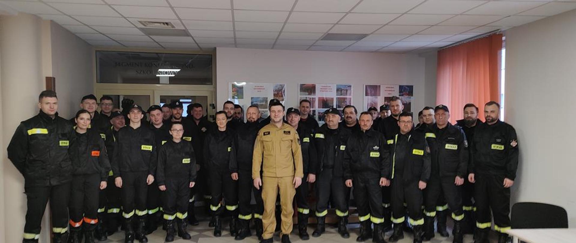 19 luty 2023 roku w siedzibie Komendy Powiatowej Państwowej Straży Pożarnej w Staszowie zakończyło się szkolenie kierujących działaniem ratowniczym ochotniczych straży pożarnych (dowódców OSP), które ukończyło 33 strażaków ratowników OSP z terenu powiatu