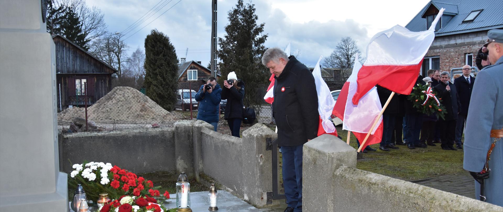 Wicewojewoda Sylwester Dąbrowski składa wieniec.