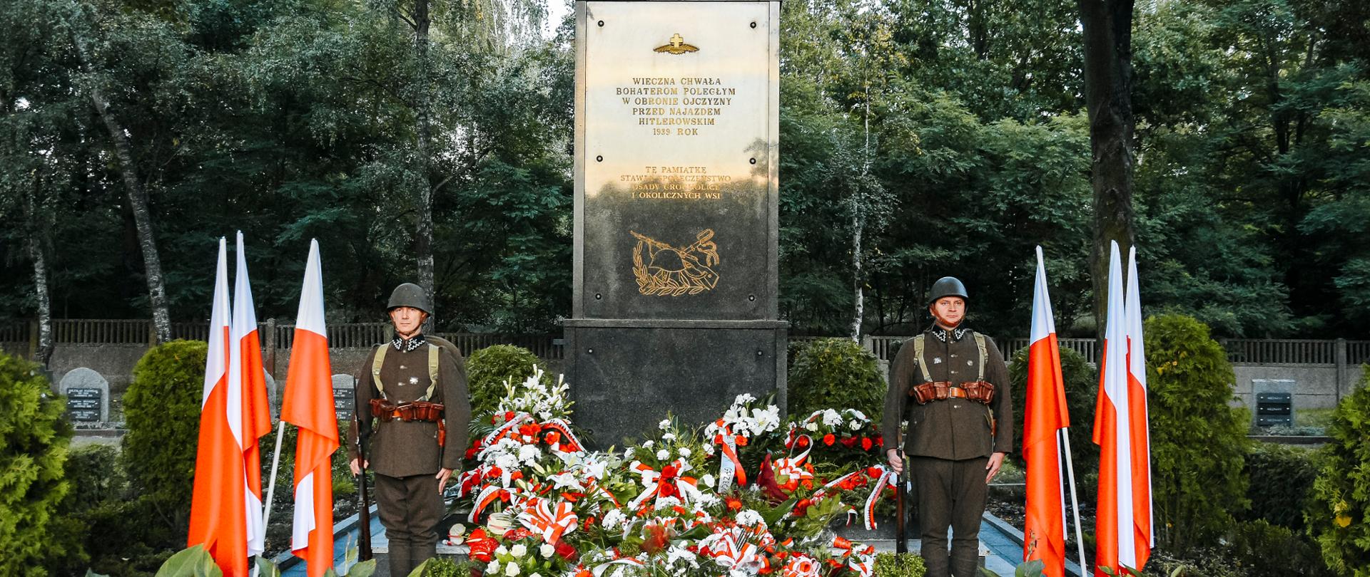 Warta honorowa przy pomniku Poległych w Obronie Ojczyzny na Cmentarzu w Grocholicach
(fot. Urząd Miasta Bełchatowa)