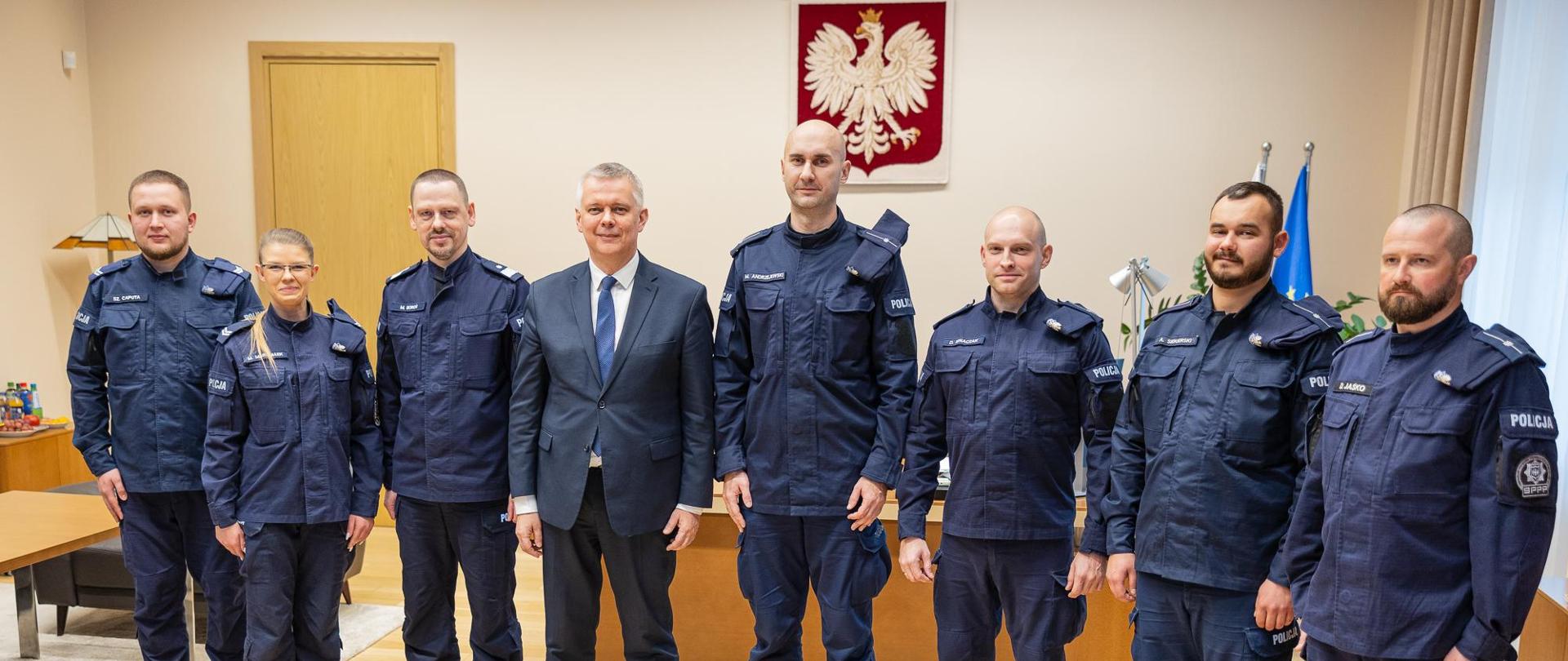 Uratowali życie rocznego chłopca. Szef MSWiA nagrodził bohaterskich policjantów