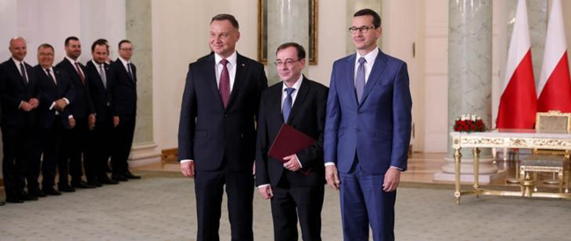 Na zdjęciu: prezydent RP Andrzej Duda, premier Mateusz Morawiecki oraz minister Mariusz Kamiński pozują do zdjęcia podczas powołania 