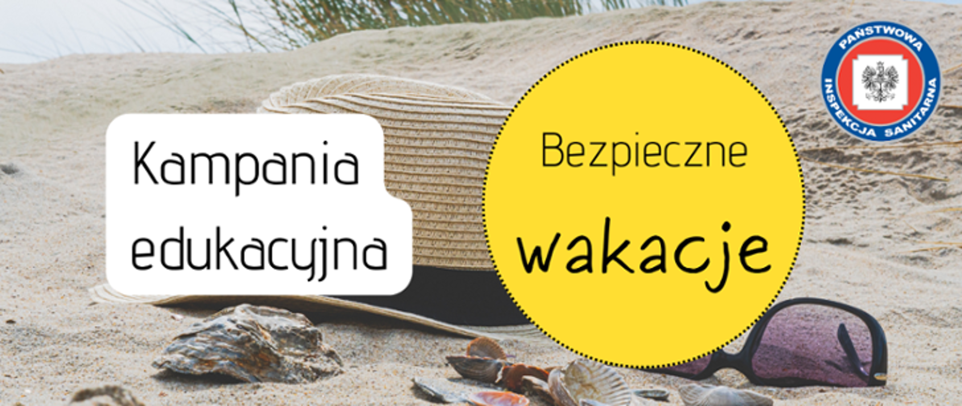 Na zdjęciu znajduje się plaża, kapelusz, okulary przeciwsłoneczne i muszelki. Dwa napisy : Bezpieczne wakacje, Kampania edukacyjna. W prawym górnym rogu znaczek Państwowej Inspekcji Sanitarnej