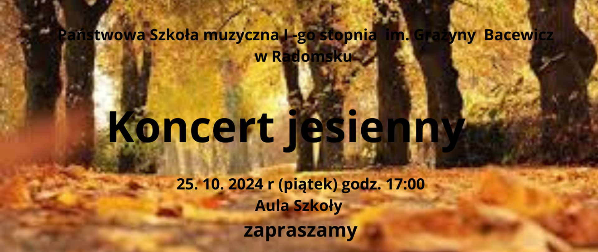 Na zdjęciu w tle znajduje się las w kolorach jesieni ( brązy, pomarańcze, zielenie) oraz napisy informacyjne w kolorze czarnym.