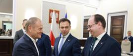 premier Donald Tusk i minister finansów Andrzej Domański na posiedzeniu Rady Ministrów