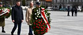 Wojewoda Mazowiecki Konstanty Radziwiłł oraz Wicewojewoda Mazowiecki Artur Standowicz składają wieniec pod Pomnikiem Ofiar Katastrofy Smoleńskiej na placu Marszałka Józefa Piłsudskiego. 