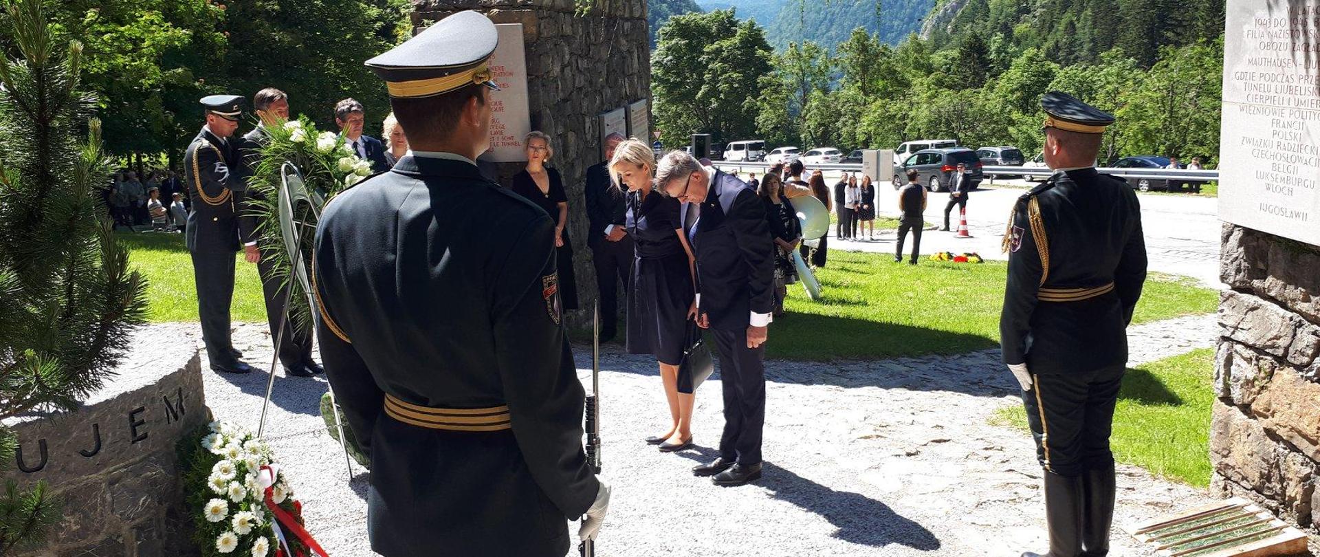 Ambasador Krzysztof Olendzki i Joanna Olendzka podczas ceremonii składania wieńców w Ljubelji w 75. rocznicę wyzwolenia obozu