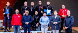 Na zdjęciu widoczne drużyny stojące na podium. Są to drużyny biorące udział w XXXII Spartakiadzie Honorowych Dawców Krwi Polskiego Czerwonego Krzyża w Bobowej które zajęły trzy pierwsze miejsca. Przed Podium stoją osoby wręczające puchary, medale i dyplomy.