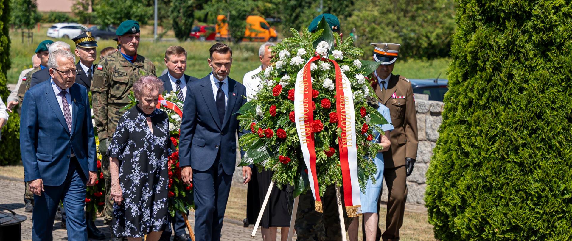 Wojewoda podlaski Jacek Brzozowski składa kwiaty w hołdzie ofiarom deportacji sowieckich w latach 1940-1941
