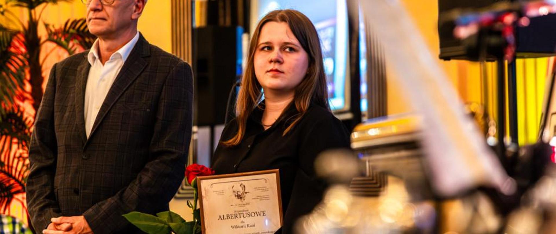 Wiktoria Kania laureatka stypendium Albertusowego trzymająca dyplom upominkowy 