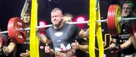 III Mistrzostwa Polski Służb Mundurowych w Trójboju Siłowym Classic RAW - strażak podnosi ciężary