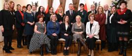 Pracownicy Urzędu Miejskiego w Łasku nagrodzeni za Długoletnią Służbę medalem nadanym przez Prezydenta RP wraz z wicewojewodą łódzkim Karolem Młynarczykiem