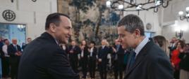 Minister Sikorski wręcza nagrodę Konsula Roku dla Konsula RP w Abudży, Stanisława Gulińskiego