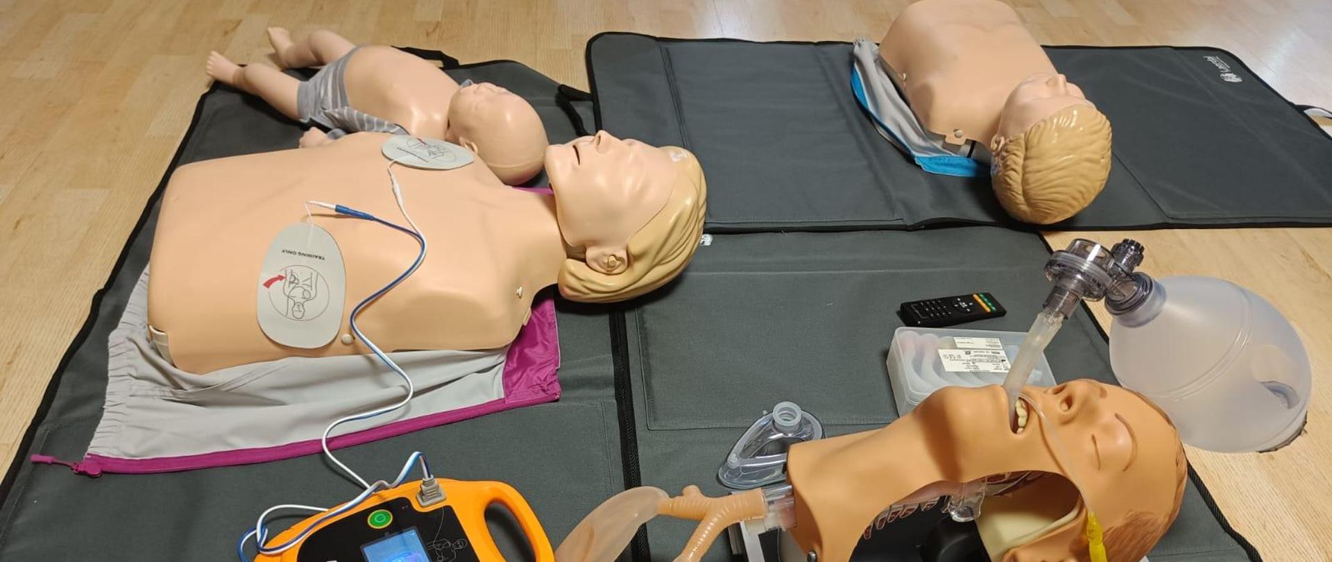 Na zdjęciu widoczne są manekiny i AED do ćwiczeń