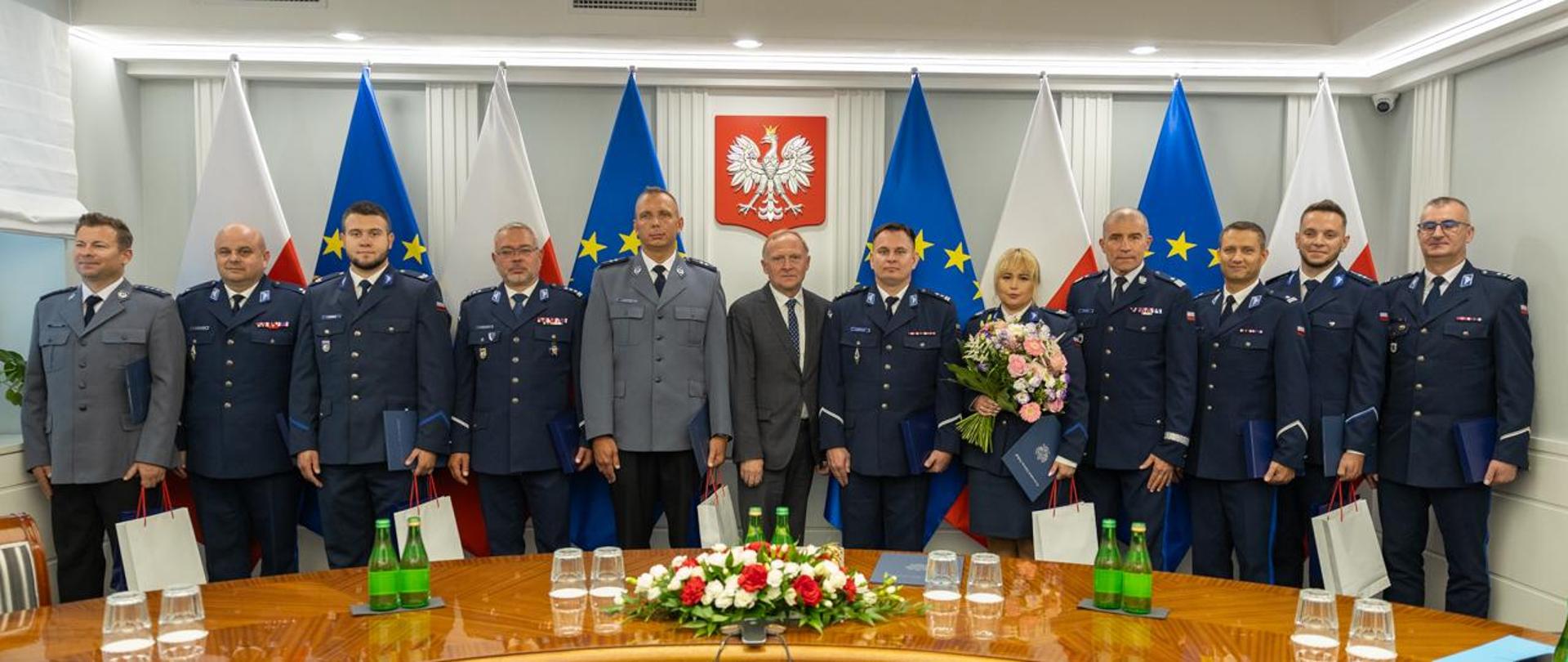 Wiceminister Czesław Mroczek z laureatami ogólnopolskiego konkursu „Policjant, który mi pomógł”