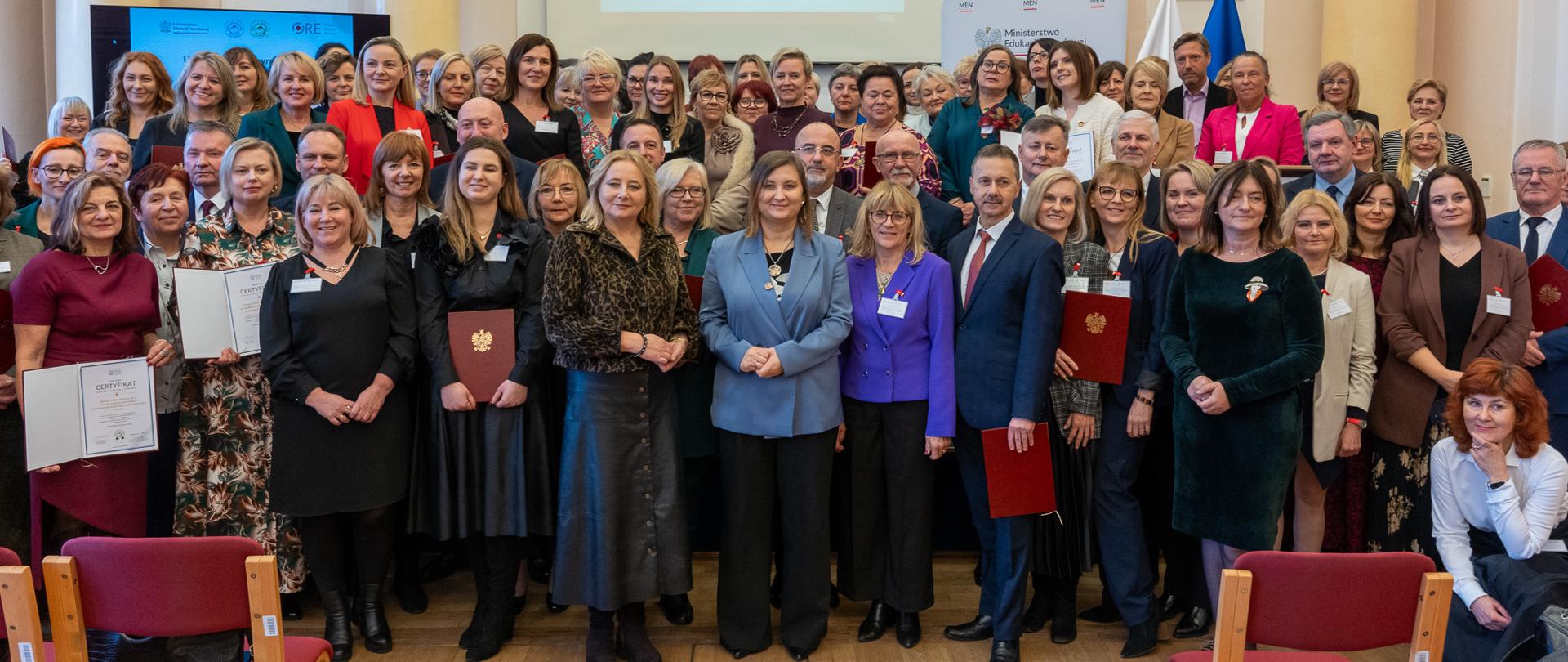 W Ośrodku Rozwoju Edukacji Podsekretarz Stanu w MEN Paulina Piechna-Więckiewicz, Pełnomocnik Ministra Edukacji do spraw zdrowia psychicznego uczniów, wręczyła wyróżnienia kolejnym 48 placówkom, w tym 14 przedszkolom i 34 szkołom należącym do sieci Przedszkoli i Szkół Promujących Zdrowie w Polsce.