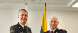 Zastępca komendanta głównego PSP podaje rękę w geście współpracy strażakowi litewskiemu