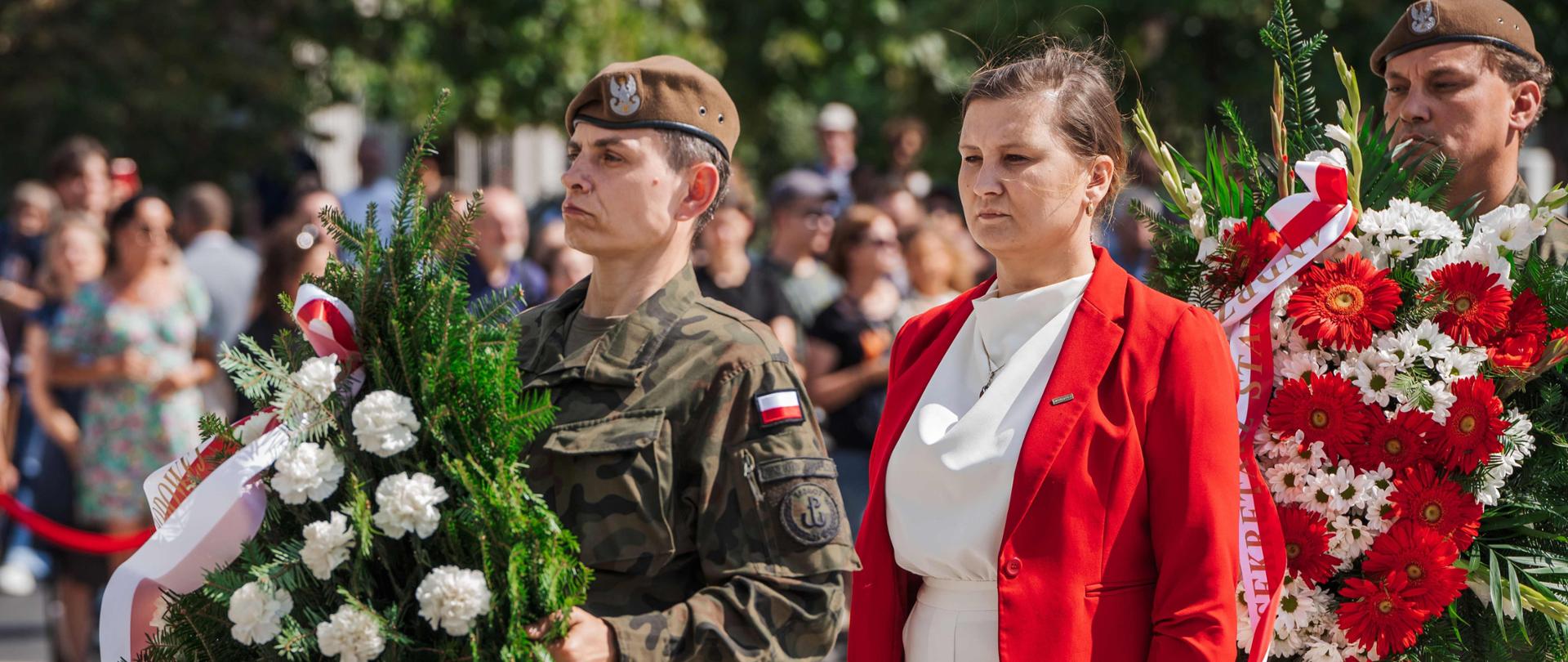 Wiceminister Paulina Piechna-Więckiewicz składa kwiaty pod pomnikiem Polskiego Państwa Podziemnego i Armii Krajowej