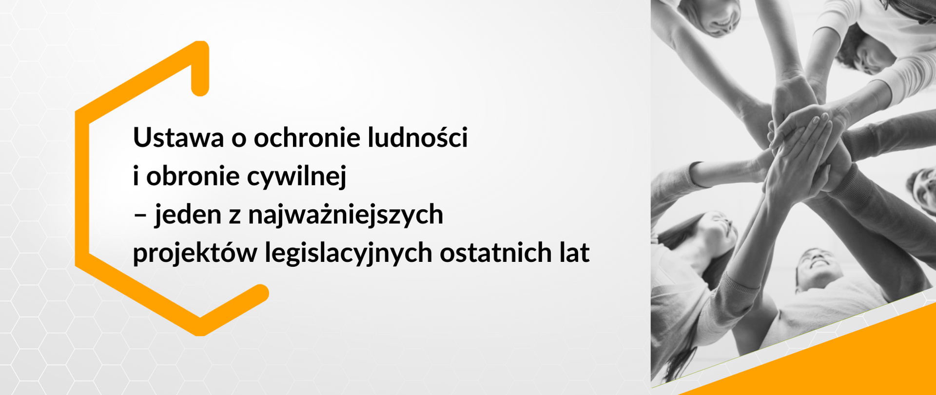 Po lewej stronie napis Ustawa o ochronie ludności i obronie cywilnej – jeden z najważniejszych projektów legislacyjnych ostatnich lat. Po prawej stronie zdjęcie nałożonych na siebie dłoni i żółty trójkąt