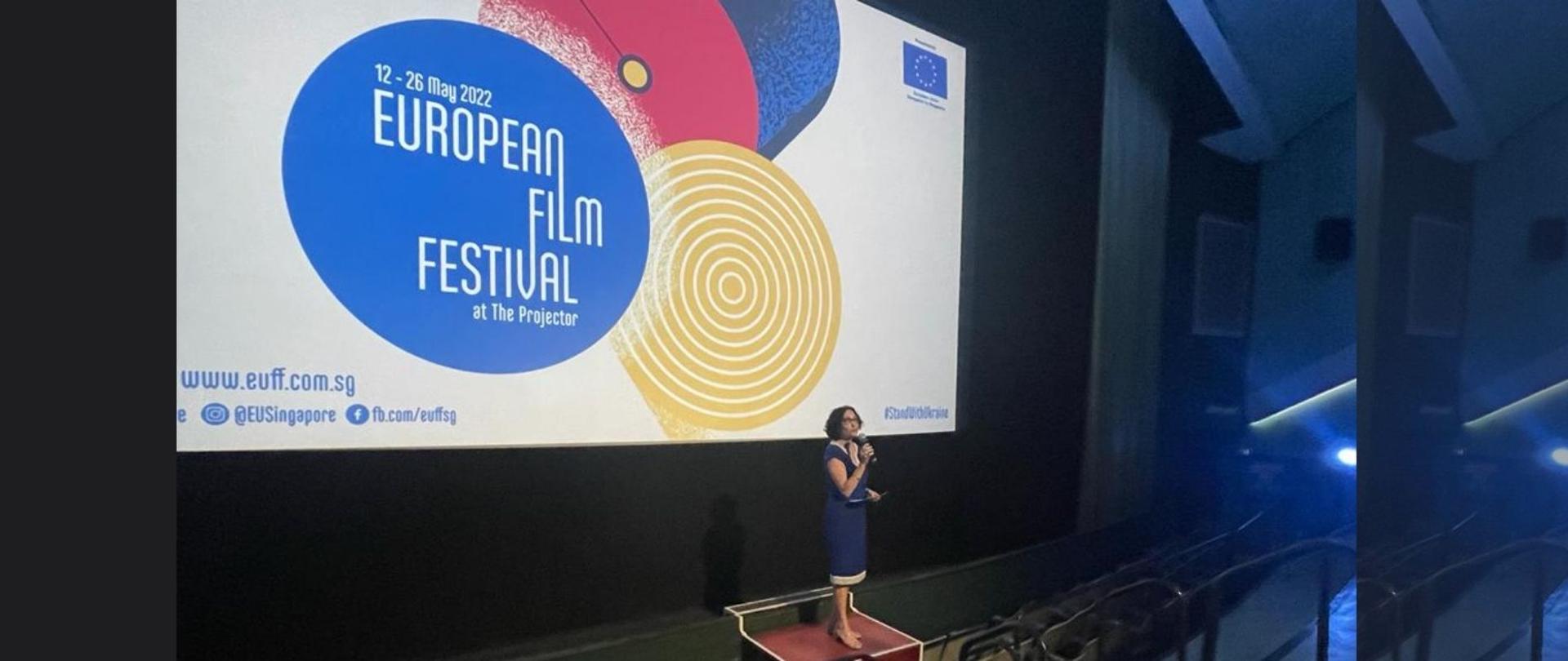 EUFF 2022 w Singapurze - projekcja polskiego filmu "Never Gonna Snow Again". Przemówienie Magdaleny Bogdzieiwcz, Ambasador RP w Singapurze przed pokazem.