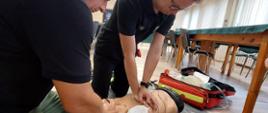 Część praktyczna egzaminu potwierdzającego uzyskanie tytułu ratownika dla strażaków ratowników OSP. Wykonanie RKO z wykorzystaniem AED. 