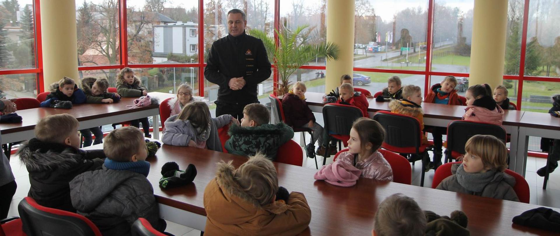 Spotkanie z dziećmi w ramach akcji "Otwarte strażnice" w KP PSP Chełmno.
