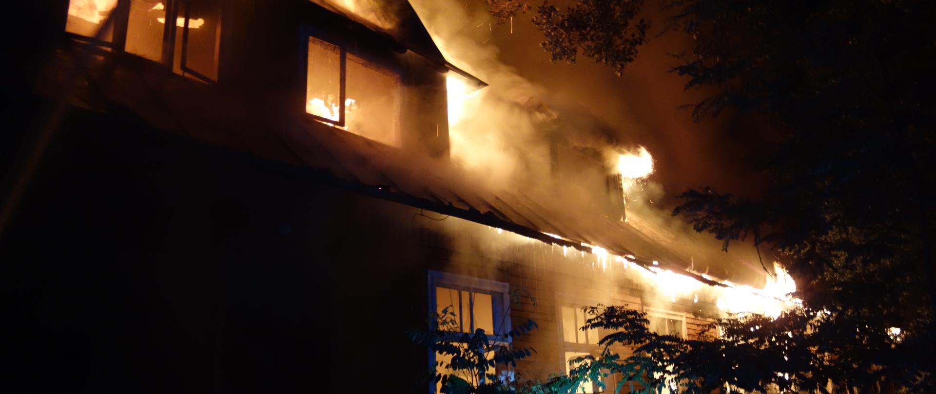 Pożar budynku po szkole podstawowej w miejscowości Wąsosz