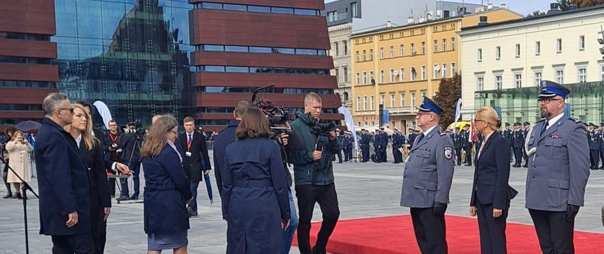  Wręczanie odznaczeń - Centralne obchody Dnia Krajowej Administracji Skarbowej we Wrocławiu 