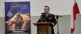 Na zdjęciu przy mównicy zastępca świętokrzyskiego komendanta wojewódzkiego Państwowej Straży Pożarnej w Kielcach st. bryg. Artur Brachowicz