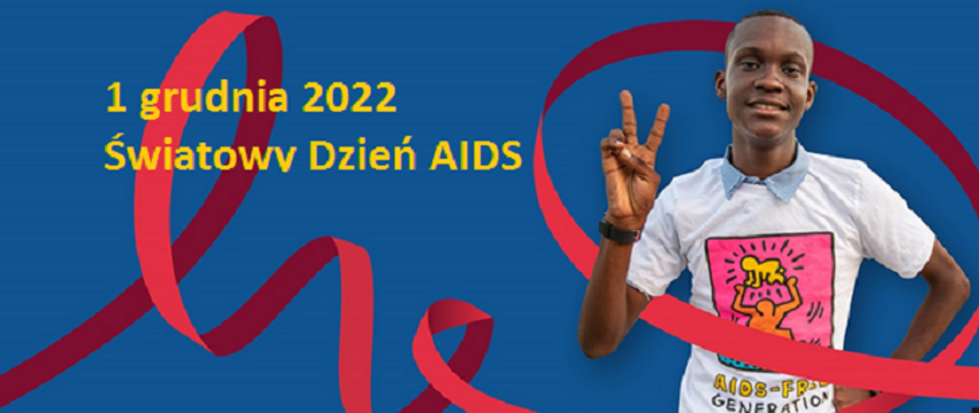 Zdjęcie przedstawia afroamerykanina w białej koszulce z hasłem kampanii w języku angielskim, którego oplata różowa wstęga symbol walki z AIDS, całość jest na niebieskim tle, hasło: "1 grudnia 2022 Światowy Dzień AIDS" napisane jest żółtymi literami w prawym górnym rogu