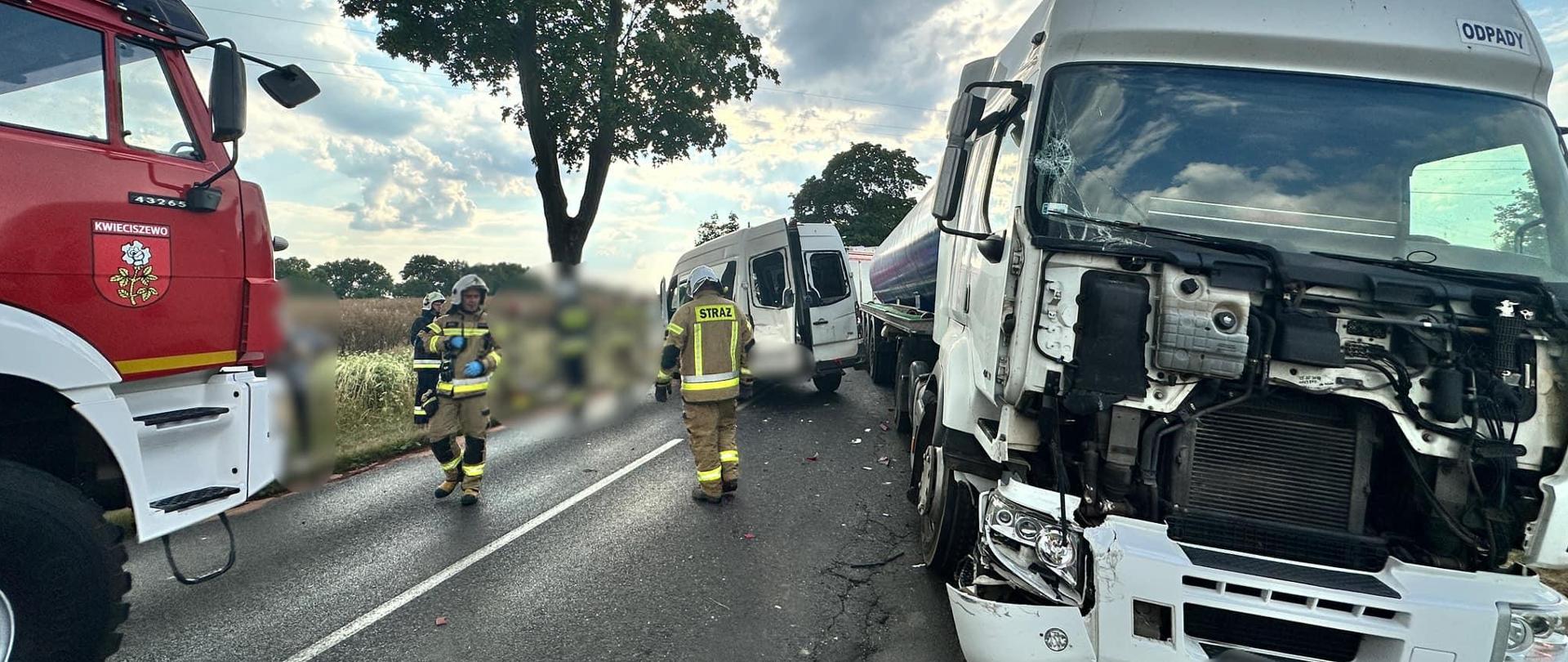 Na zdjęciu widać pracujących strażaków podczas wypadku ciężarówki z busem.