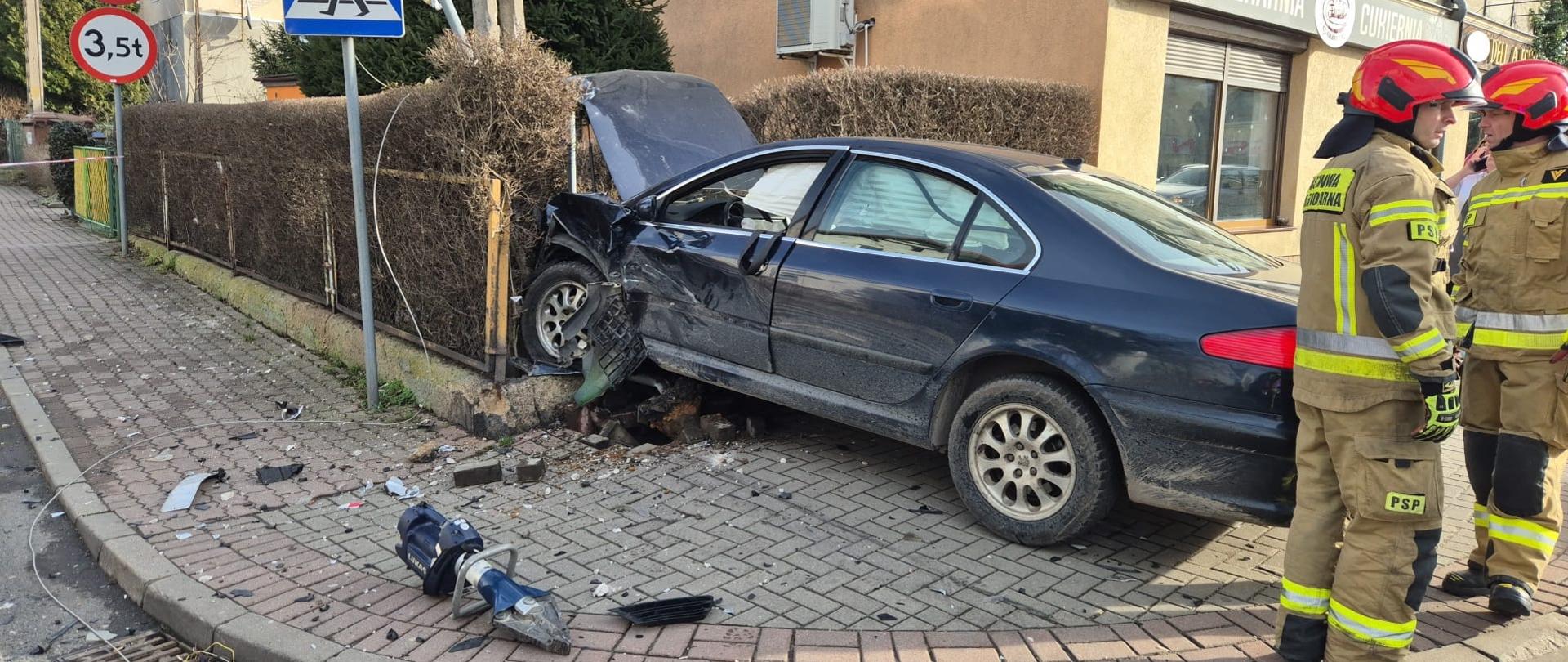 Pojazdy po wypadku stojące na drodze