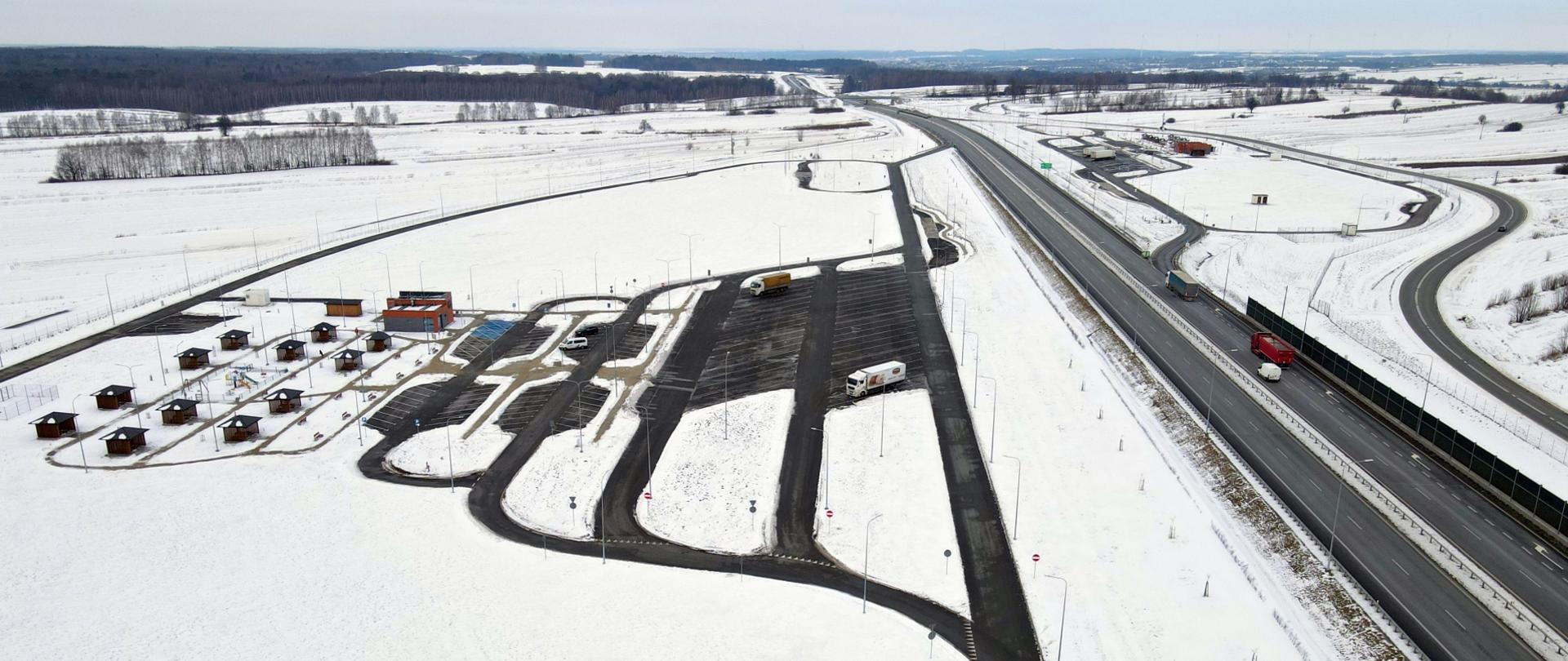 Miejsca Obsługi Podróżnych Słodków na drodze ekspresowej S19. Zdjęcie wykonane zimą z drona. Wokół MOPów zaśnieżone pola i lasy.