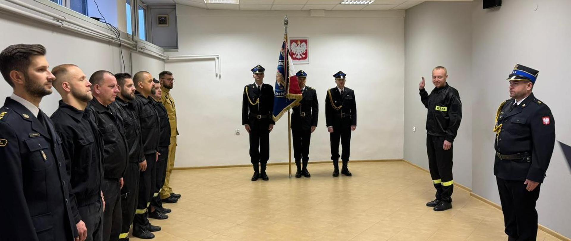 Zdjęcie przedstawia funkcjonariuszy Komendy Powiatowej Państwowej Straży Pożarnej w Krośnie Odrzańskim podczas uroczystego ślubowanie nowego funkcjonariusza.