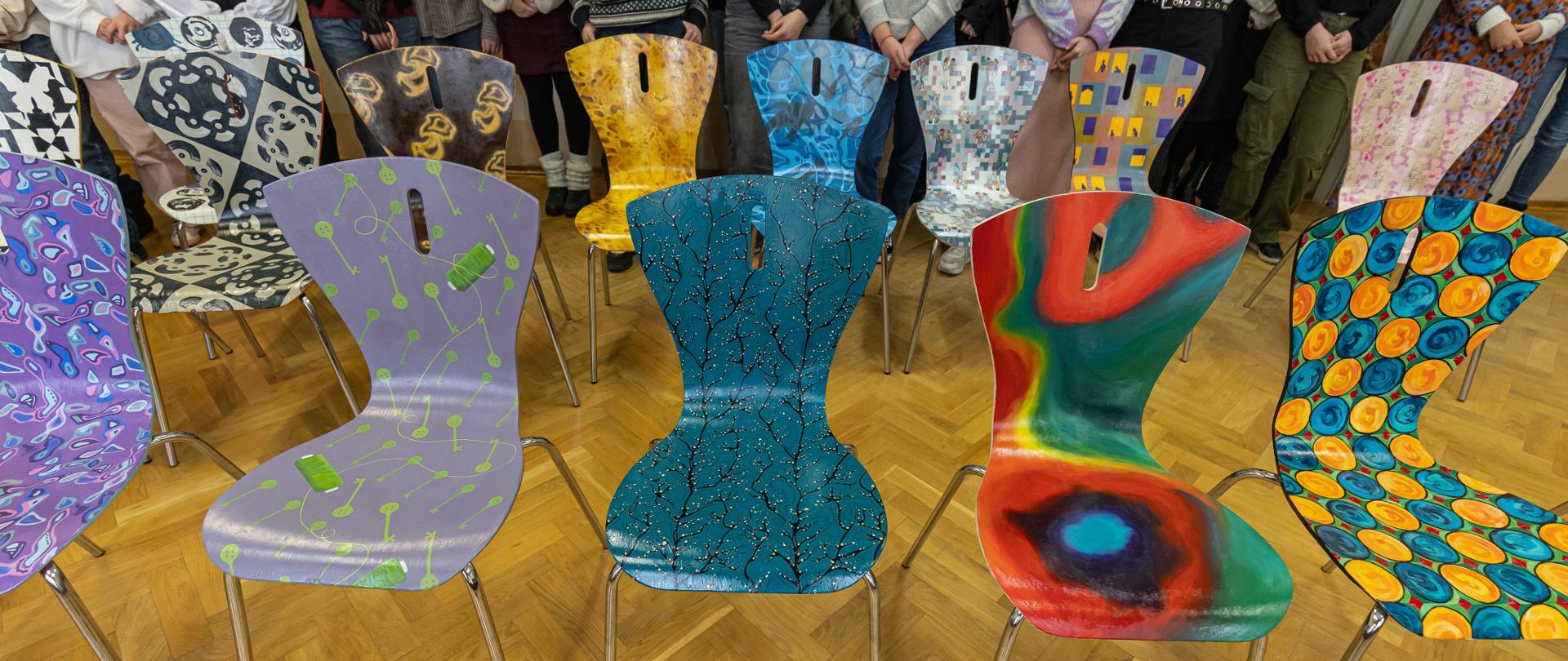 Krzesła pomalowane w różne wzory