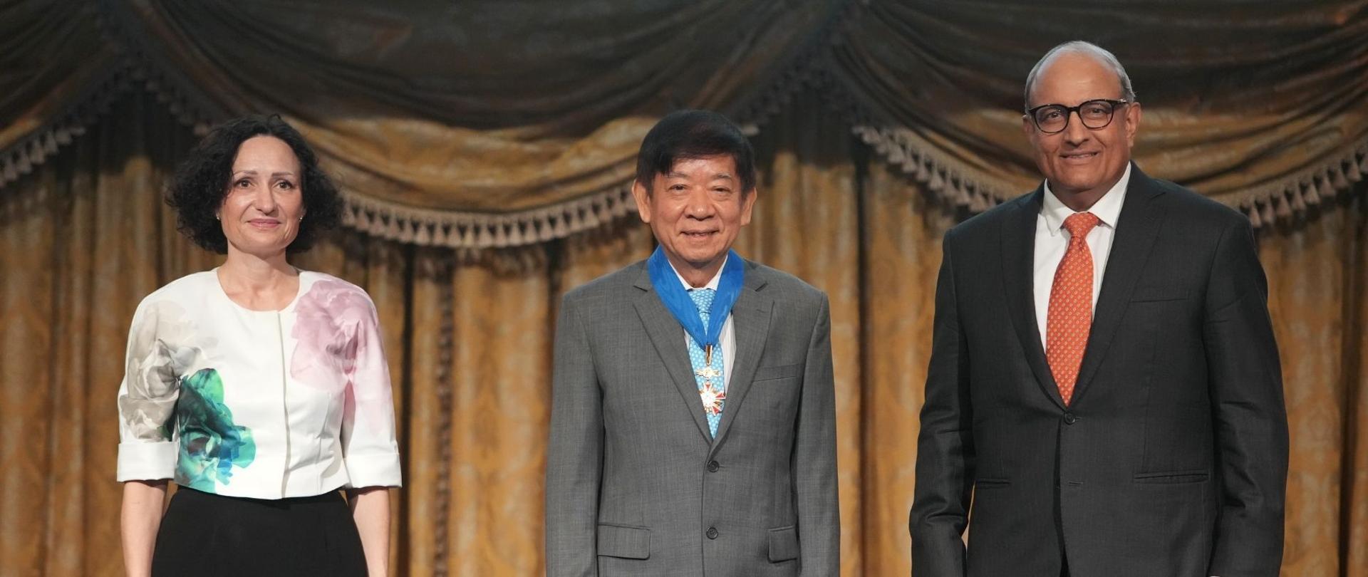 Mr_Khaw_Boon_Wan_awarded_with_Commander’s_Cross_with_star_of_the_Order_of_Merit_of_the_Republic_of_Poland. Fot: Lianhe Zaobao (Singapore Press Holdings)