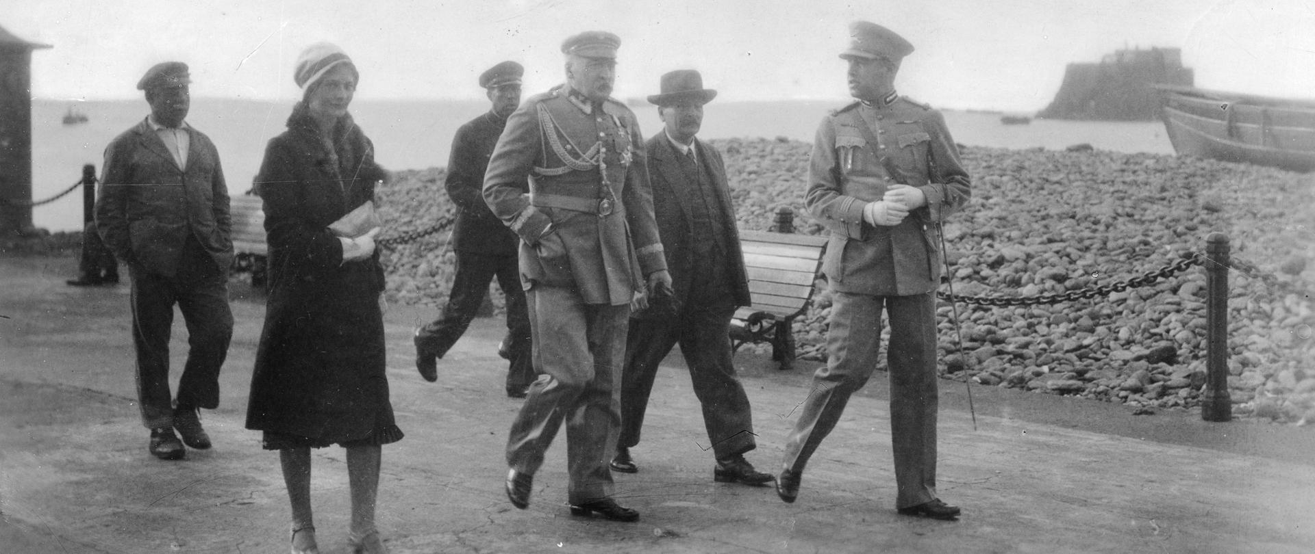 Narodowe Archiwum Cyfrowe. Marszałek Józef Piłsudski w towarzystwie dr. płk. Marcina Woyczyńskiego (2. z prawej) i dr. Eugenii Lewickiej zwiedza okolice Funchal.
