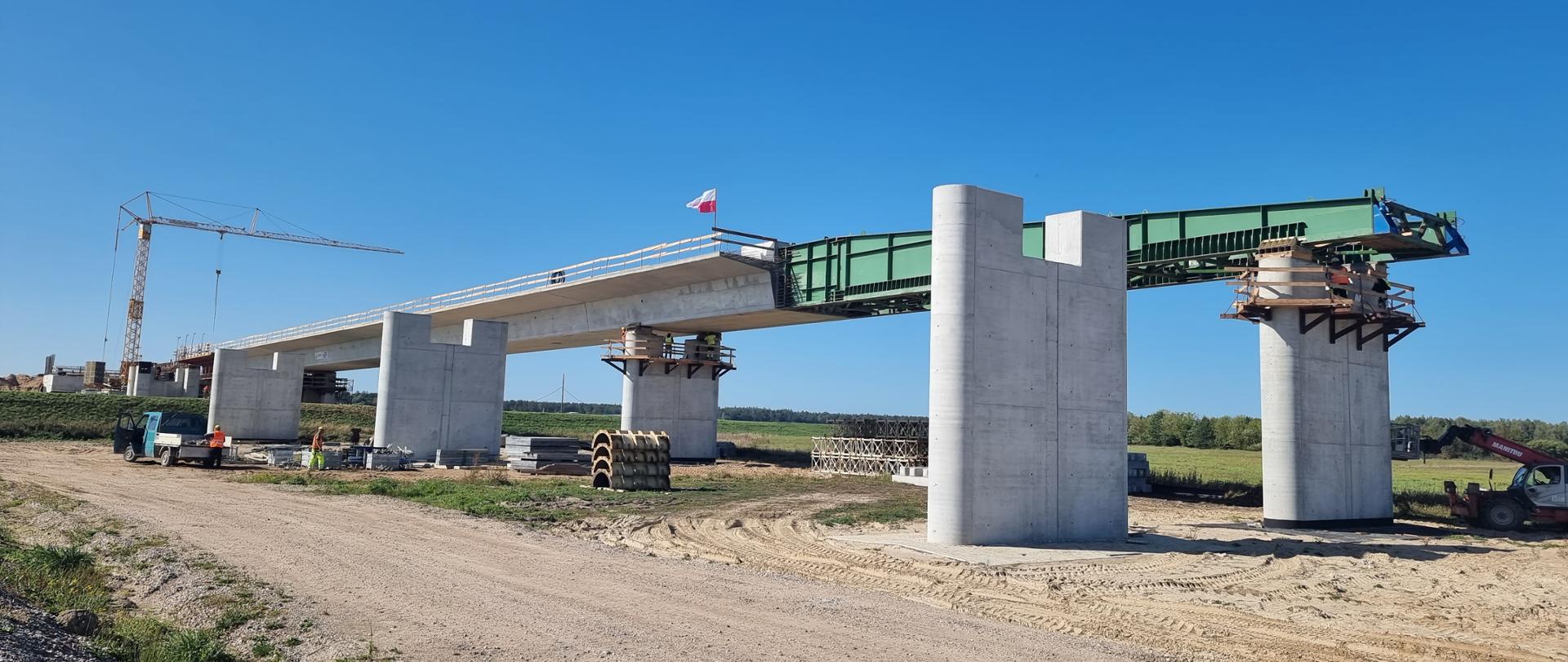 Nasuwanie mostu na betonowe podpory mostu