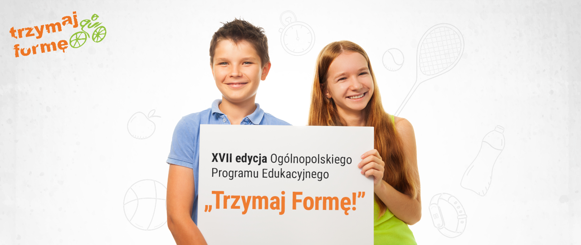 Dwoje młodych, uśmiechniętych ludzi trzyma tablicę z napisem XVII edycja Ogólnopolskiego Programu Edukacyjnego Trzymaj Formę